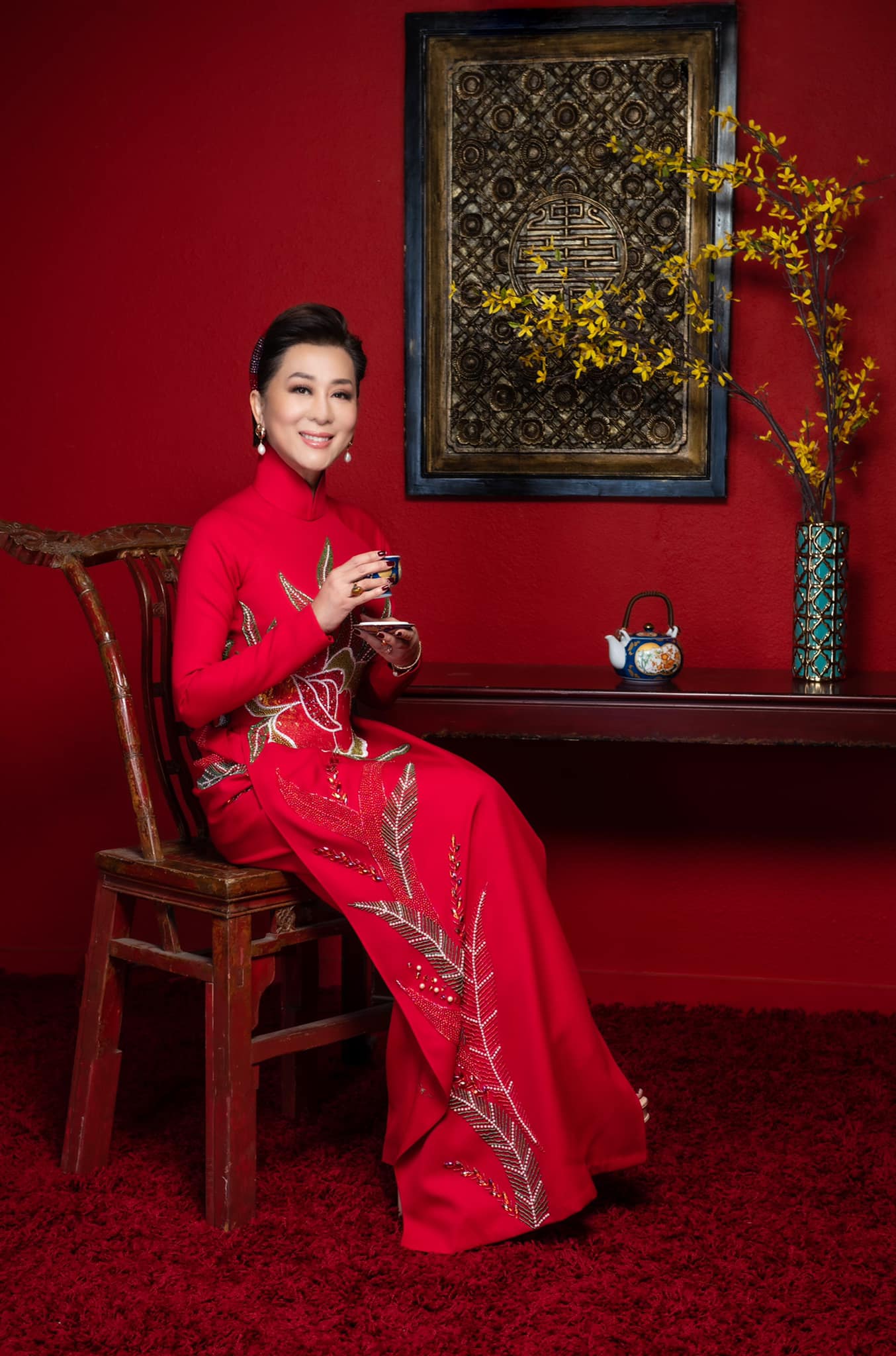 Dù rất ưa chuộng các kiểu đầm dạ hội, nữ MC vẫn không quên nét truyền thống Việt Nam. Cô vẫn thường xuyên diện những chiếc áo dài truyền thống, khoe thân hình thon gọn.