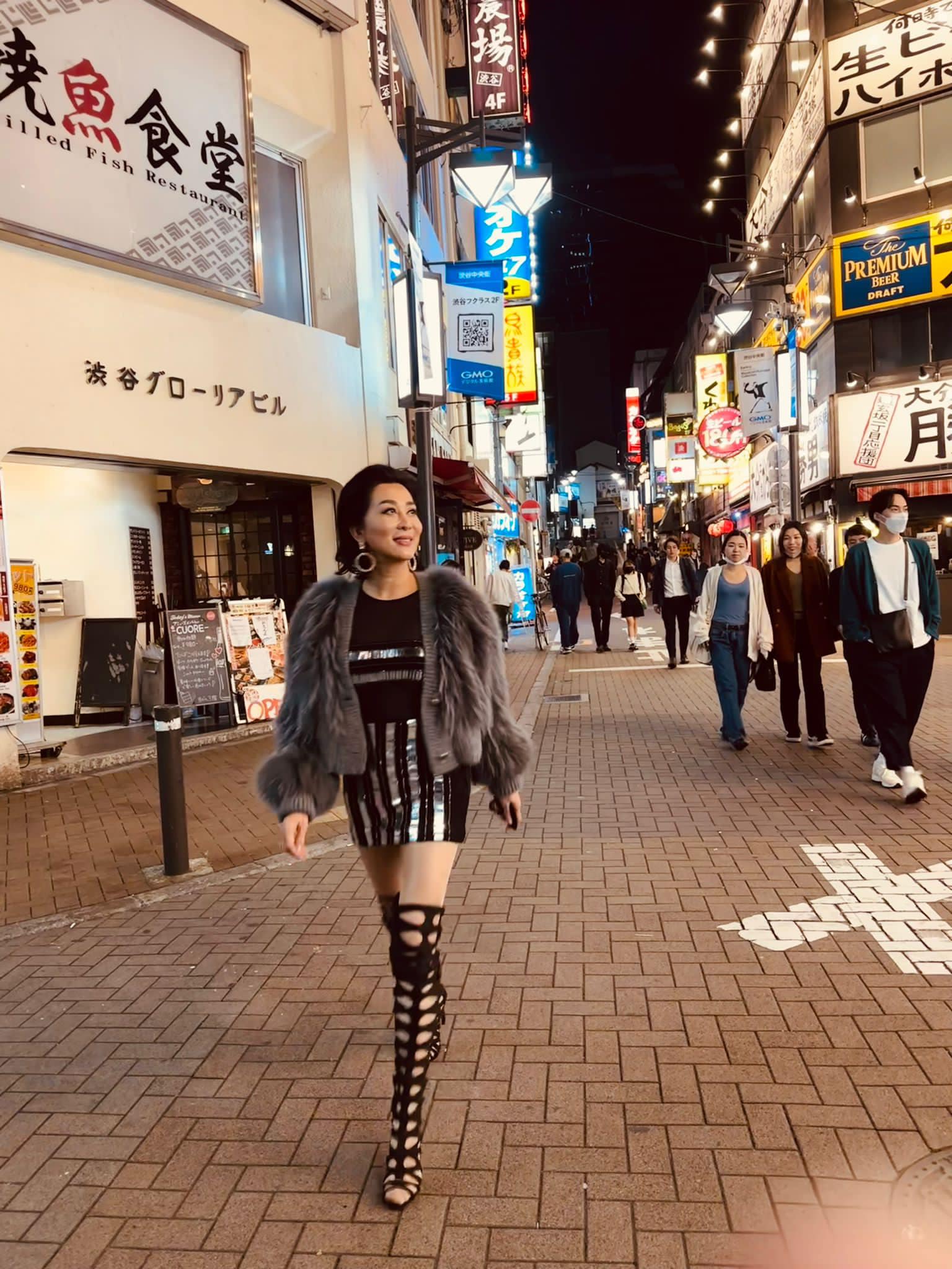 Nữ MC xinh đẹp “nổi bần bật” trên phố nhờ bộ outfit theo hơi hướng hiện đại của cô. Dù đã bước qua U60 nhưng có thể thấy Nguyễn Cao Kỳ Duyên vẫn có gu thời trang chẳng thua thế hệ trẻ hiện tại.