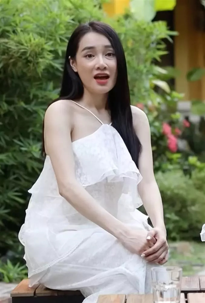 Không những thế, Nhã Phương cũng từng thừa nhận rằng cô có khuyết điểm là quầng thâm và bọng mắt rất to. Vì vậy, khi gương mặt càng ốm, nhìn mắt cô càng hốc hác và nhăn nheo. Có lẽ đó là lý do tại sao người đẹp sinh năm 1990 thường xuyên bị chê lão hoá dù mới 32 tuổi.