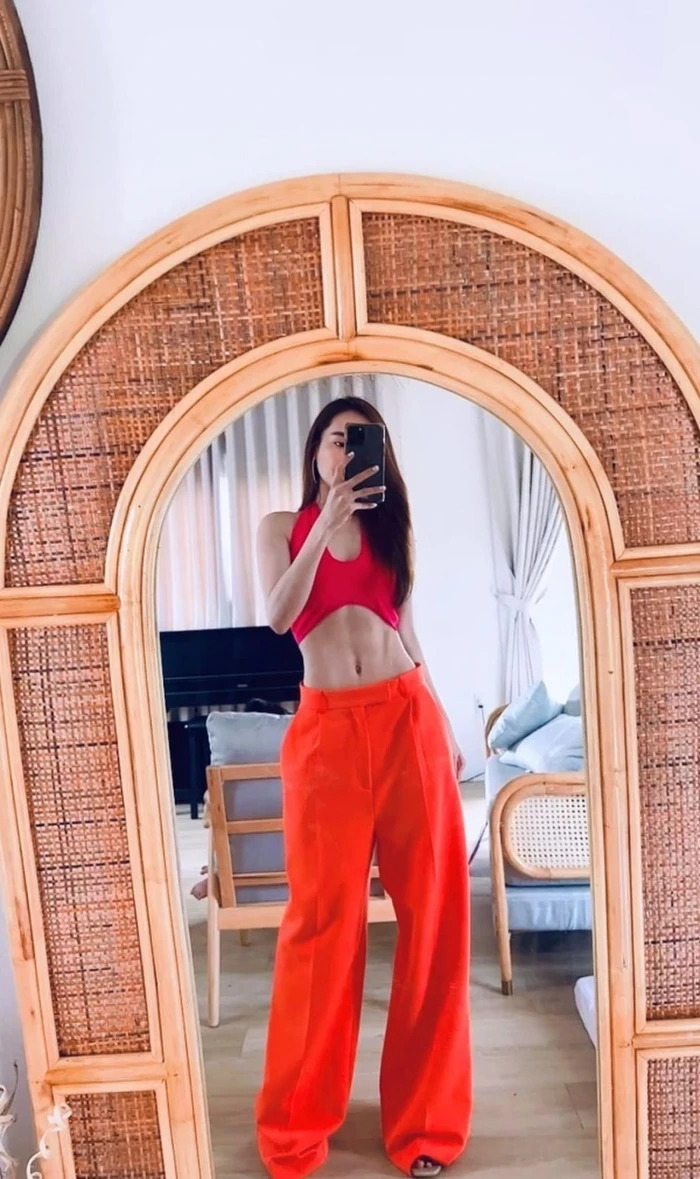 Có lẽ bà mẹ 1 con bị ám ảnh về việc tăng cân nên thường theo chế độ ăn nghèo nàn cùng lịch trình tập luyện dày đặc. Không thể phủ nhận, Nhã Phương có một vóc dáng vô cùng thon gọn. Cô ốm nhưng không yếu khi sở hữu những khối cơ chắc nịch, điển hình là 2 khối cơ số 11 thấy rõ trên vòng eo con kiến.