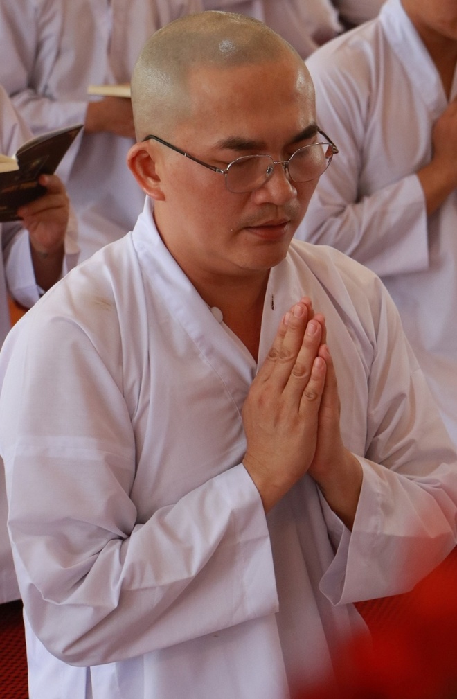 Từ nhỏ, tôi đã nói với ba mẹ là muốn đi tu, nam MC từng tiết lộ.