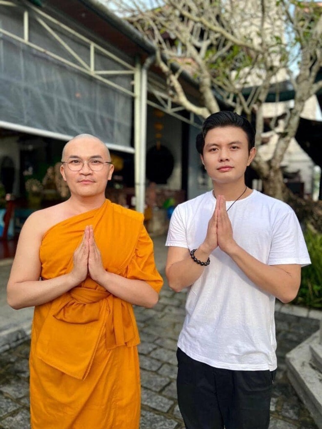 MC Đại Nghĩa bất ngờ xuất hiện với hình ảnh không tóc, theo học khóa gieo duyên tại một ngôi chùa ở Huế.