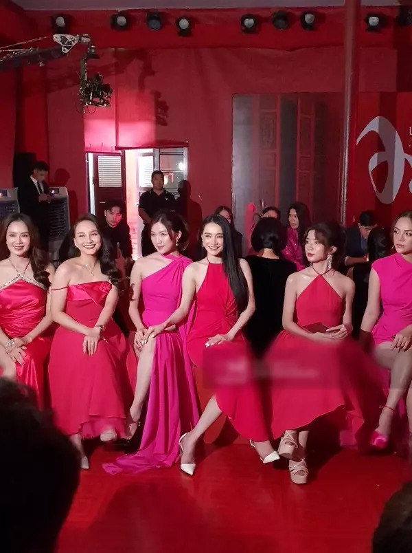 Đọ sắc cùng các chân dài, hoa hậu và các diễn viên trẻ, Nhã Phương vẫn không bị lấn át về nhan sắc. 