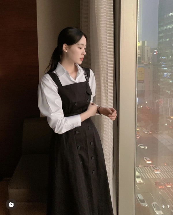 Hai gam màu tối giản nhưng nếu biết cách ăn mặc thì dễ dàng biến chúng thành set đồ đắt tiền.