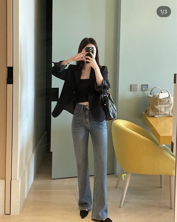 Quần jeans đơn giản nhưng lại là vũ khí che khéo được phần chân to. Cô gái này khéo léo lựa chọn phối quần jeans cạp cao với áo croptop tạo cảm giác dài ra trông thấy. Tuy nhiên nếu nàng muốn trông thon gọn và thanh lịch hơn nữa thì hãy khoác thêm chiếc blazer ở ngoài sẽ làm nàng hệt như quý cô sang chảnh đó nha!