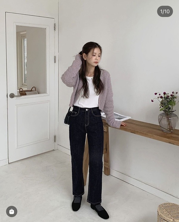 Set đồ muôn thuở quần jeans + áo sơ mi mặc quanh năm không chán.