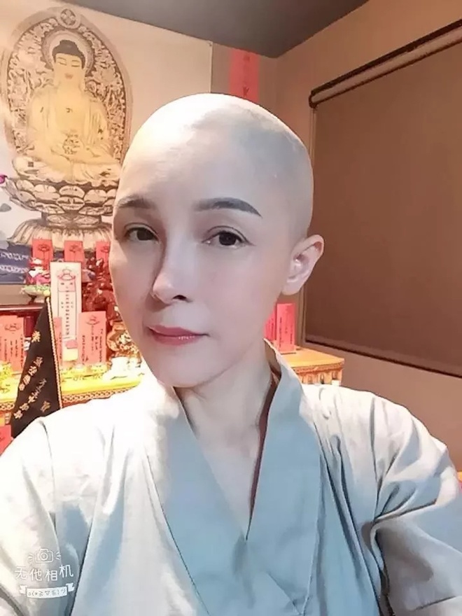 Nữ diễn viên quyết định xuống tóc đi tu vào năm 2021.