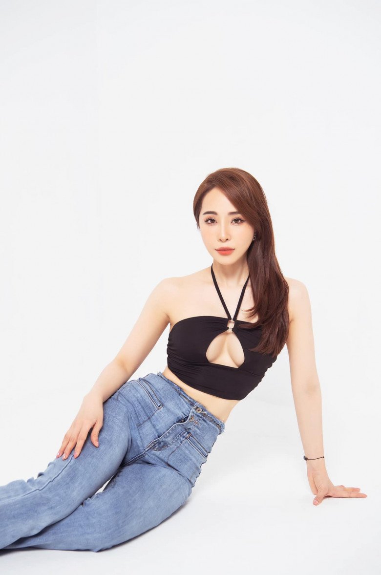 Những item ôm sát như áo croptop cũng không thoát khỏi tay nữ diễn viên, nhưng nhất định phải là loại cắt khoét khoe khe ngực.