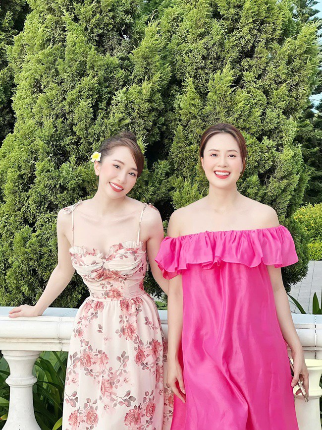 Chụp cùng nàng thơ màn ảnh Hồng Diễm, nàng Cá sấu chúa cũng không quên tận dụng tối đa chiêu thức quen thuộc của mình: đầm trễ nải khoe hờ vòng 1, chiết eo ót gọn gàng.