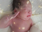 Yêu con - Bé sơ sinh vừa chào đời đã có hành động kỳ lạ khi được nữ y tá khen "con đáng yêu quá"