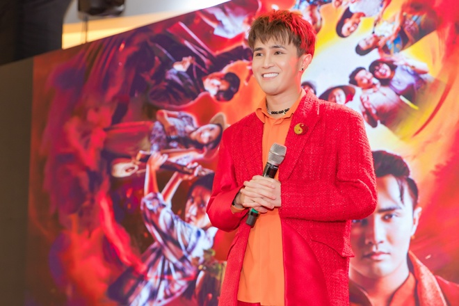 Huỳnh Lập xuất hiện nổi bật tại buổi họp báo, gây ấn tượng với câu chuyện làm phim cực kì chỉn chu.