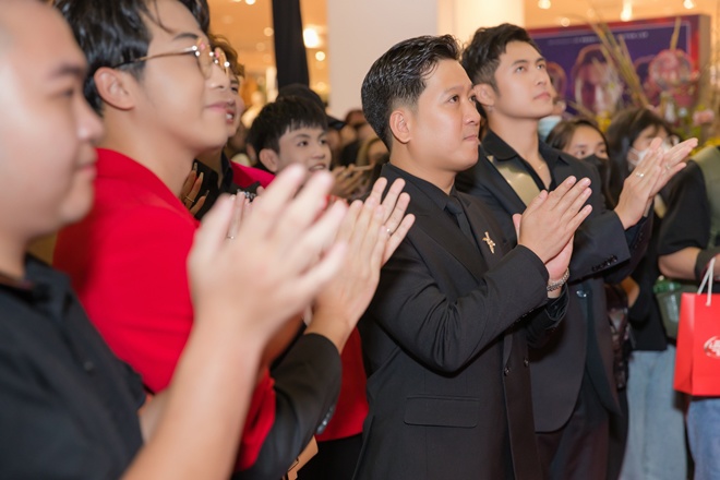 Trường Giang đội mưa đến ủng độ đàn em, chăm chú theo dõi sản phẩm mới chất lượng của Huỳnh Lập.