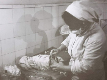 Dở khóc dở cười chuyện đi đẻ thời xưa: Đẻ rớt con ngay tại nhà, chậm làm giấy khai sinh phải ra hầu toà