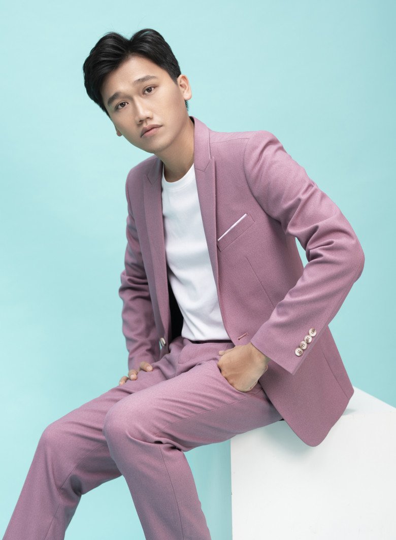 Ngoài diễn xuất, Xuân Nghị còn muốn thử sức ở lĩnh vực ca hát. Tuy hát chưa hay nhưng anh vẫn được khán giả ủng hộ bởi sự đầu tư chỉn chu, nghiêm túc.