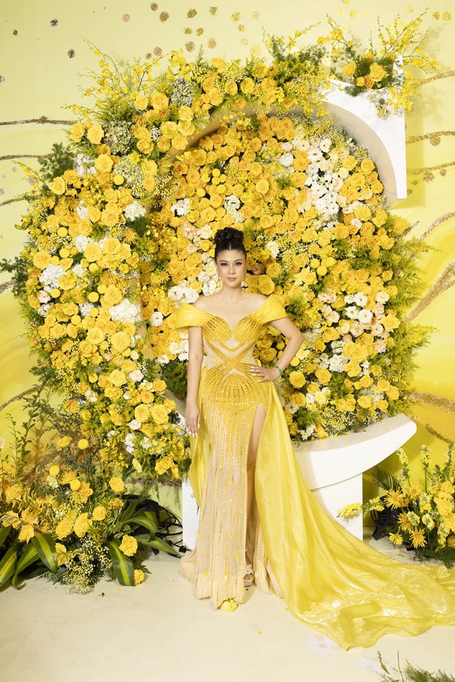 Diễn viên Kim Thư xuất hiện cực kì chặt chém và nổi bật, khác hẳn với vẻ dịu dàng thường thấy.