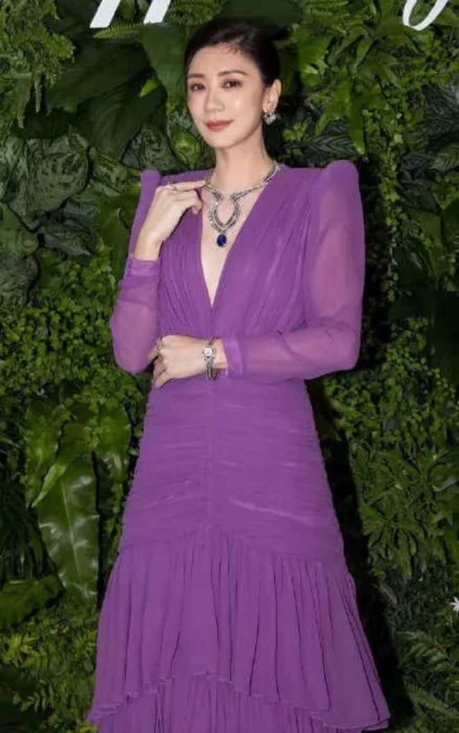 Chẳng ai nghĩ đây là người phụ nữ đã qua 2 đời chồng và có 3 con.