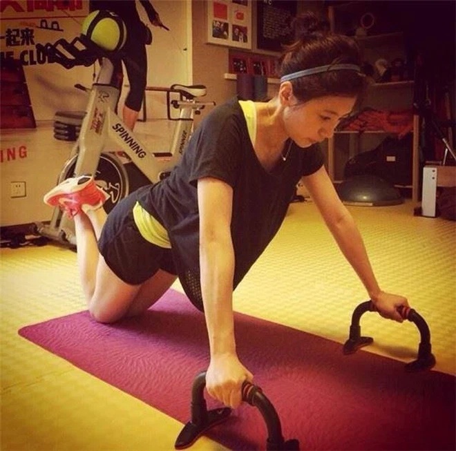 Giả Tịnh Văn rất chăm chỉ luyện tập để có body chuẩn.