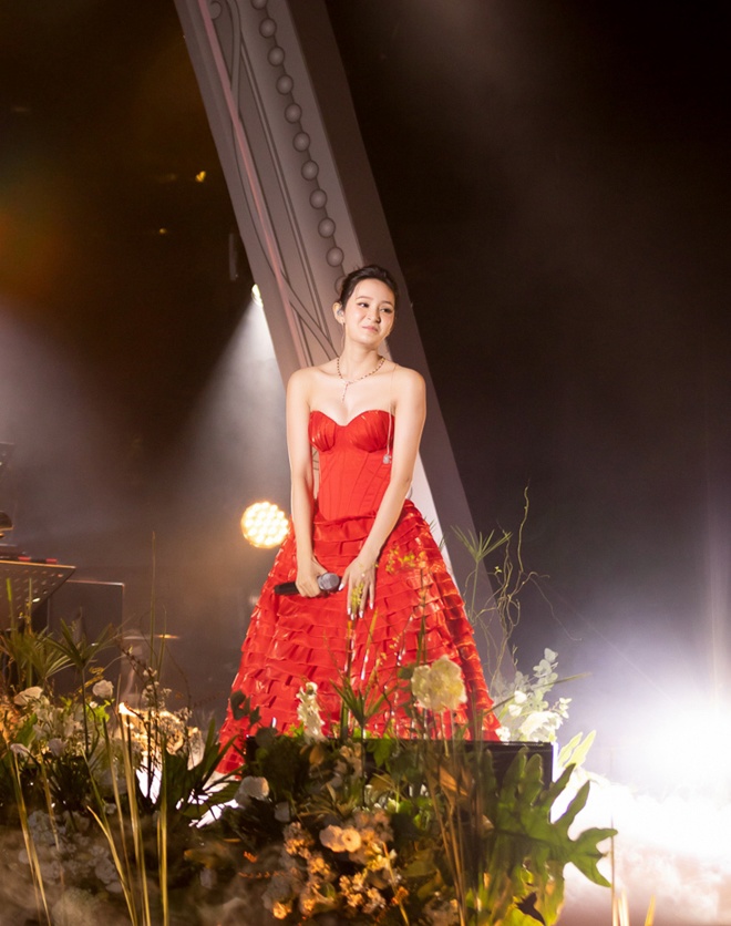 Hiền Hồ mất ngủ suốt thời gian dài. Có thể đây chính là nguyên nhân khiến nữ ca sĩ sụt cân, có đôi chân khẳng khiu như hiện tại.