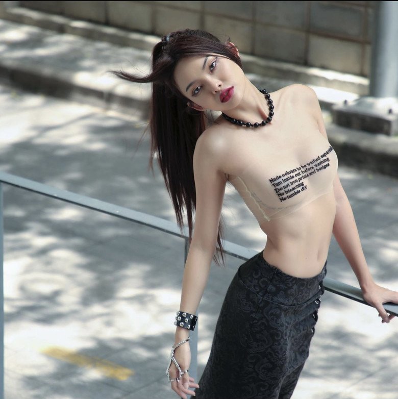 Thiếu Lan đốt cháy mạng xã hội hôm nay khi khoe khéo hình thể nuột nà và gợi cảm trong chiếc áo mặc cũng như không.