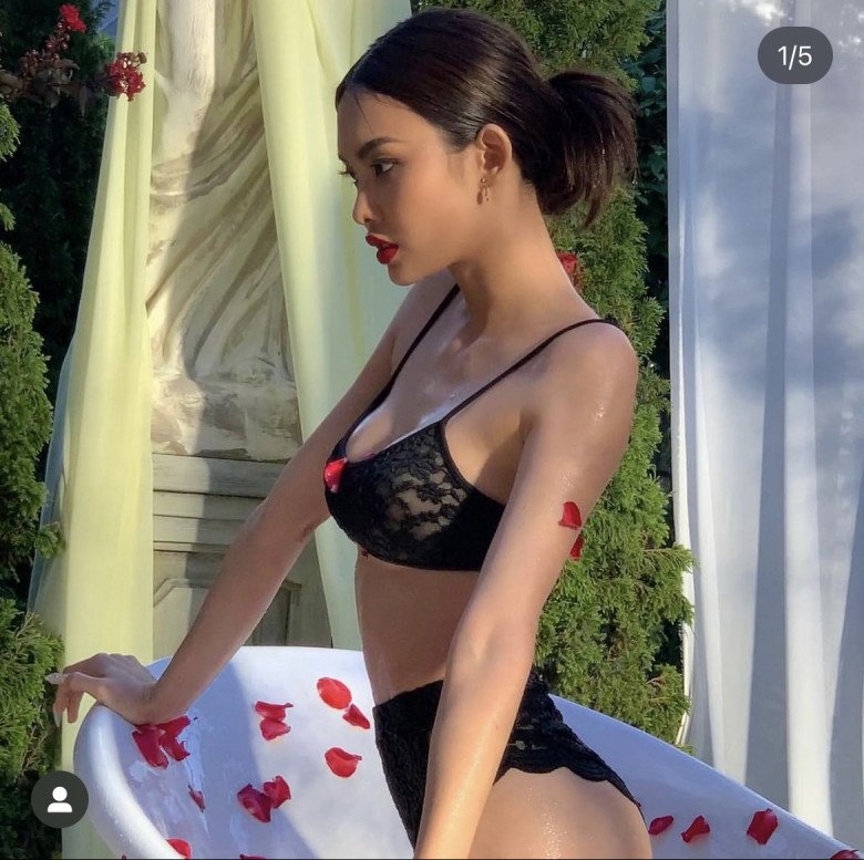 Nội y ren lưới cũng không làm khó được vẻ đẹp của Thiếu Lan.