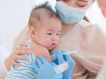 Lý do bố mẹ nên tiêm vắc-xin cúm cho trẻ đặc biệt vào thời điểm nguy cơ chồng dịch như hiện nay