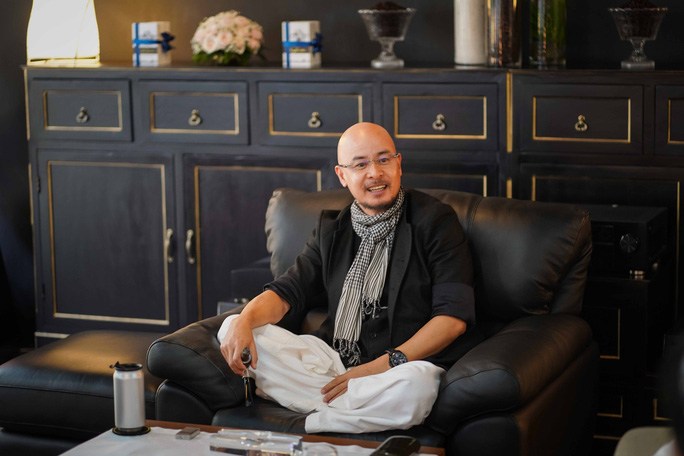 Ông Đặng Lê Nguyên Vũ xuất hiện trong trang phục quen thuộc, ngồi thiền khi trò chuyện