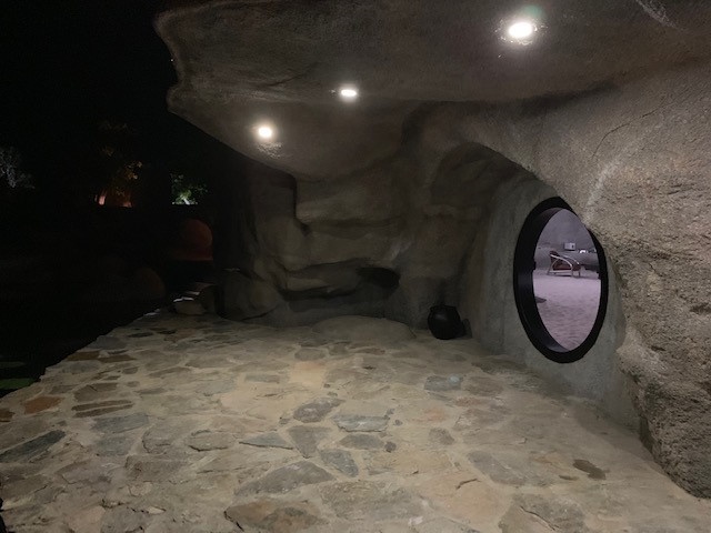 img src/upload/4-2022/images/2022-11-01/1667306115-ngoi-nha-trong-hang-da-cua-dang-le-nguyen-vu-noi-that-da-rieng-tu-an-ninh-nhung-tien-nghi-1646801021-4-1667204448656-16672044487821456954478.jpg width660 /