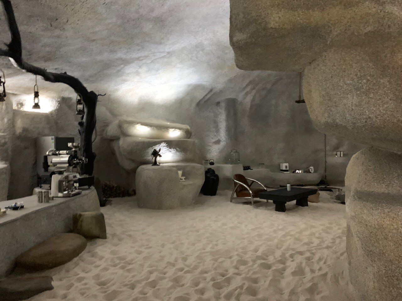 Tin tức 24h: Tò mò về ngôi nhà trong hang đá mà Đặng Lê Nguyên Vũ ở trong 9 năm qua - 5