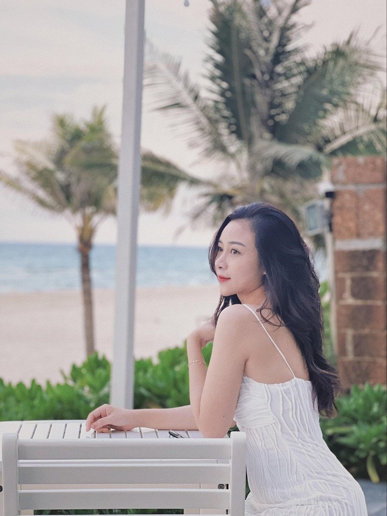 Người đẹp xứ Nghệ có nước da trắng hồng cùng gương mặt ưa nhìn. Cô thích mặc váy, áo hai dây, cúp ngực khoe vai trần và làn da nõn nà.