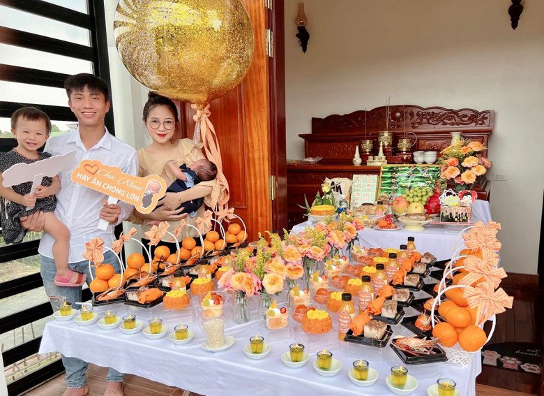 Điều này cũng dễ hiểu vì mỹ nhân xứ Nghệ vừa mới sinh bé thứ 2 vào đầu năm nay. Có thể việc làm mẹ bỉm chiếm nhiều thời gian dành cho bản thân của bà xã Phan Văn Đức nên cô có phần sa sút về vóc dáng.