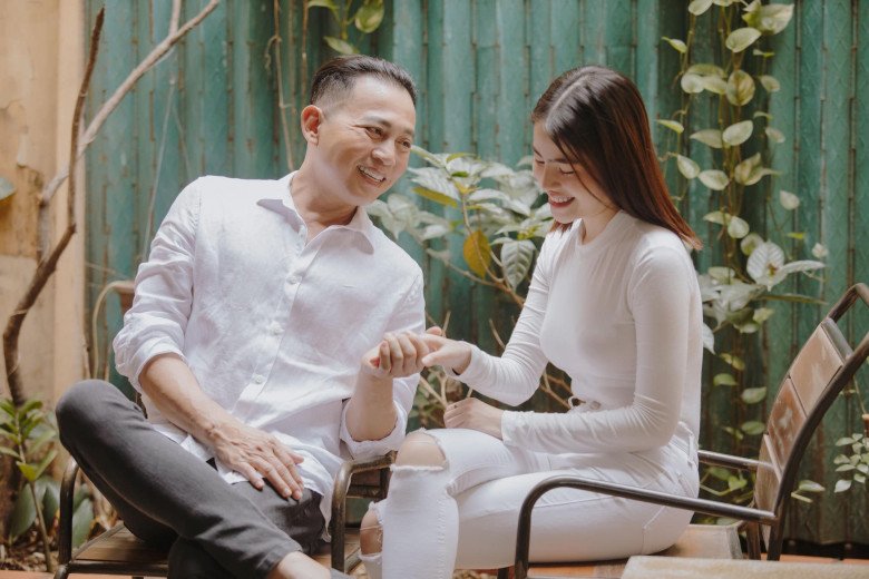 Hữu Tiến không ngại chăm con từng li từng tí.