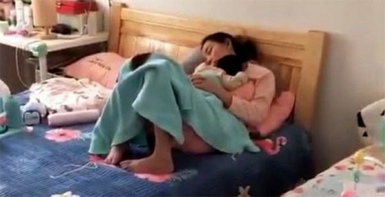 Khoảng 20 phút sau đặt con ngủ rồi ra ngồi vào mâm cơm thì thấy các miếng ngon chồng đã ăn sạch. (Ảnh minh họa)