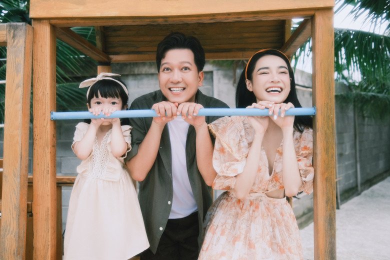 Con gái Nhã Phương bị ốm cũng bám bố Trường Giang không rời, nhìn đôi tay bé ai cũng thương - 3