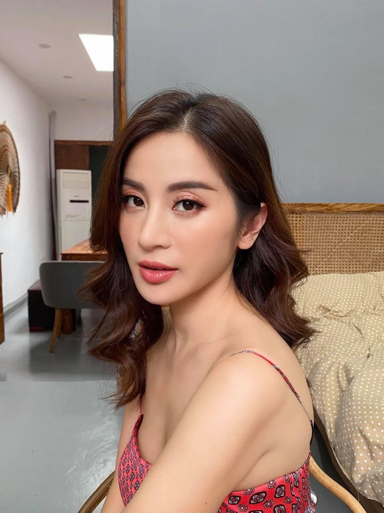 Là người mẫu ảnh nên visual của quý cô thường được chăm chút cẩn thận. Giữa hằng hà sa số nàng mẫu look book nổi tiếng thì nhan sắc của U35 vẫn gây ấn tượng khó quên.