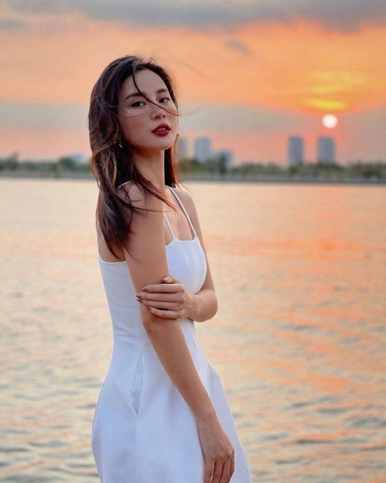 Người đẹp gây thương nhớ với ánh mắt đượm buồn, đôi môi gợi cảm cùng sống mũi cao thanh tú.