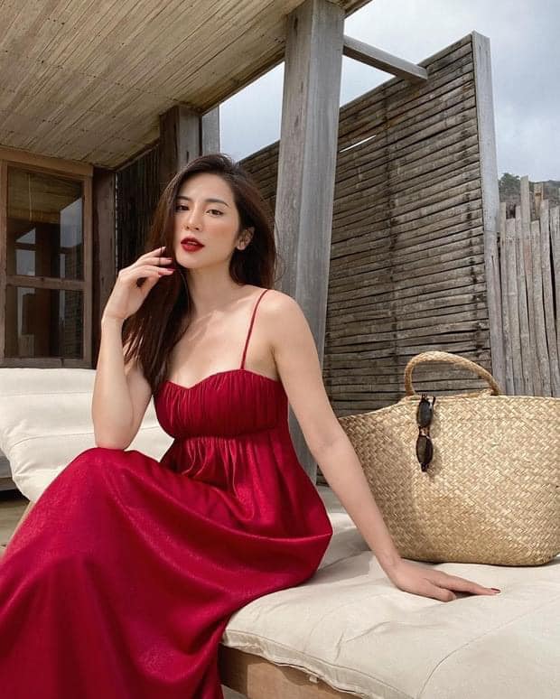 So với năm xưa, gương mặt của cô không có quá nhiều sự khác biệt. Người đẹp dường như vẫn giữ được những đường nét tự nhiên dù nhiều hotgirl cùng thế hệ đã can thiệp dao kéo ít nhiều.