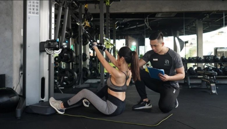 Về chế độ tập luyện, Ngọc Anh cũng từng kinh qua nhiều phòng tập với nhiều huấn luyện viên kèm cặp 1:1 để tìm được người rèn dáng phù hợp với mình.