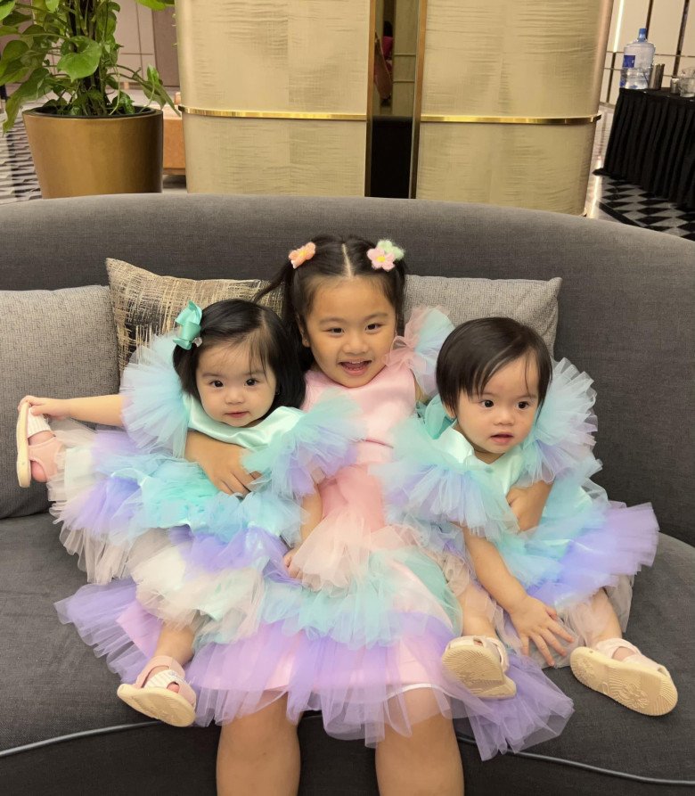 Vân Trang và chồng doanh nhân xem kĩ ngày giờ tốt để đón con gái song sinh - 3