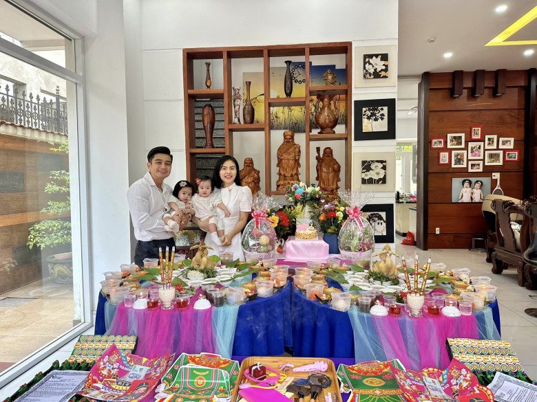 Vợ chồng Vân Trang làm mâm cúng thôi nôi vào cuối tháng 10.