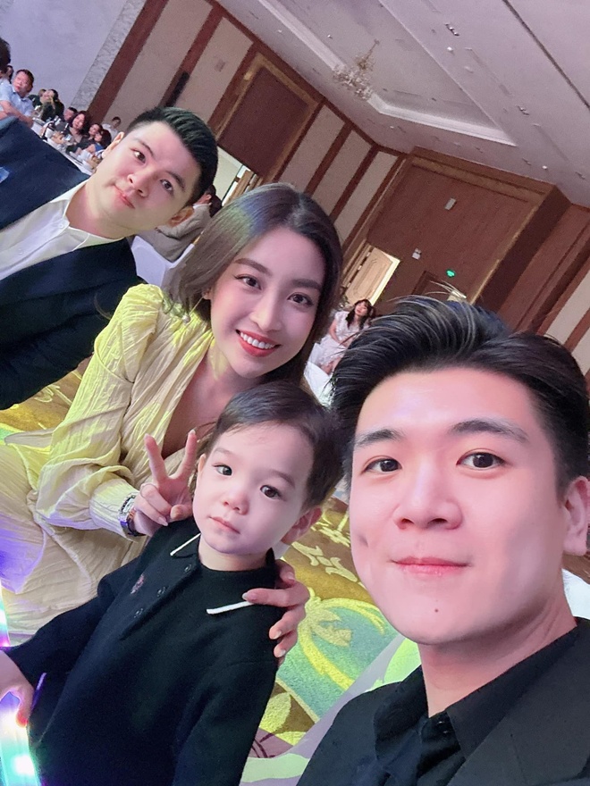 Nhìn khoảnh khắc này, nhiều người sẽ bối rối không biết chồng của Đỗ Mỹ Linh ngồi ở góc trái hay phải của màn hình.