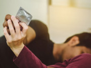 Sức khỏe - Dùng bao cao su thế nào hiệu quả nhất? Có điều nhiều người từng mặc "áo mưa" cả nghìn lần vẫn chưa biết