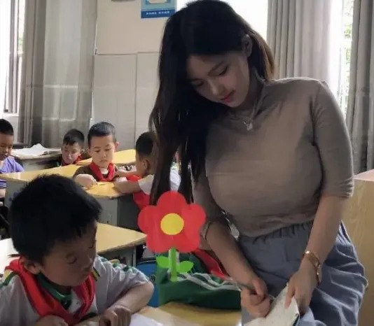 Ngày càng nhiều cô giáo mặc váy ngắn cũn cỡn, quần bó chẽn lên bục giảng, phụ huynh bức xúc - 12