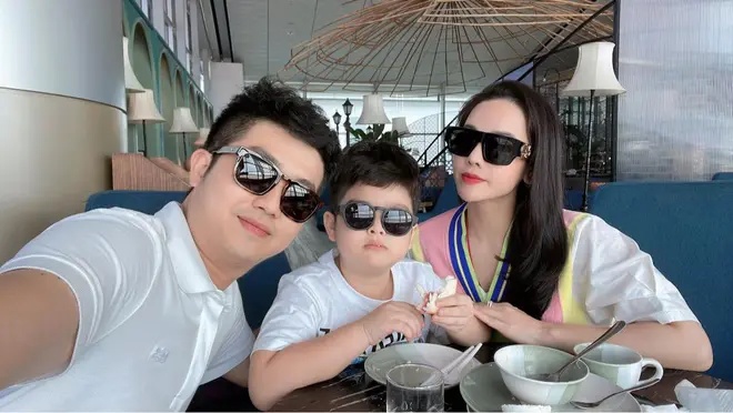 Hiện con trai Nhật Kim Anh ở Cần Thơ với ba và gia đình nhà nội, còn cô chủ yếu sống ở TP.HCM. Nữ diễn viên dành 2 ngày cuối tuần về thăm con.