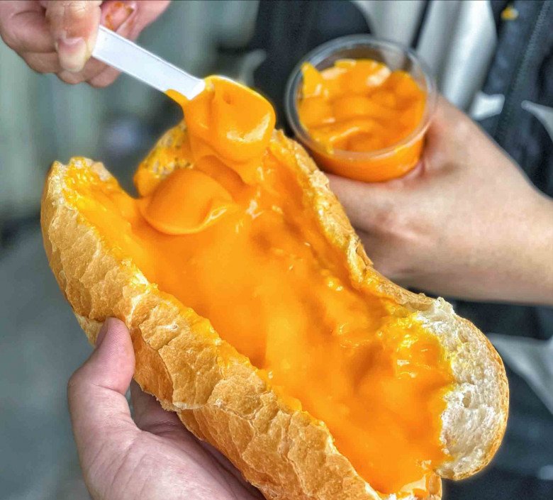 Xe bánh mì đông nhất Sài Gòn, bán hết veo trong 2 tiếng, có tiền mà đến muộn cũng quay xe về - 2