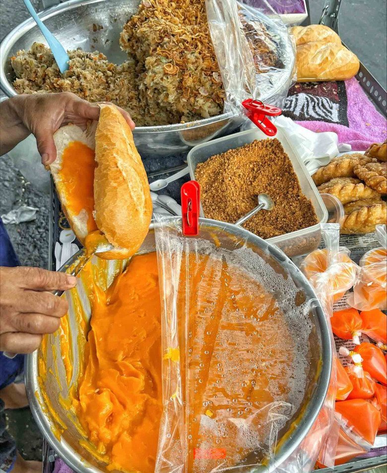 Xe bánh mì đông nhất Sài Gòn, bán hết veo trong 2 tiếng, có tiền mà đến muộn cũng quay xe về - 1