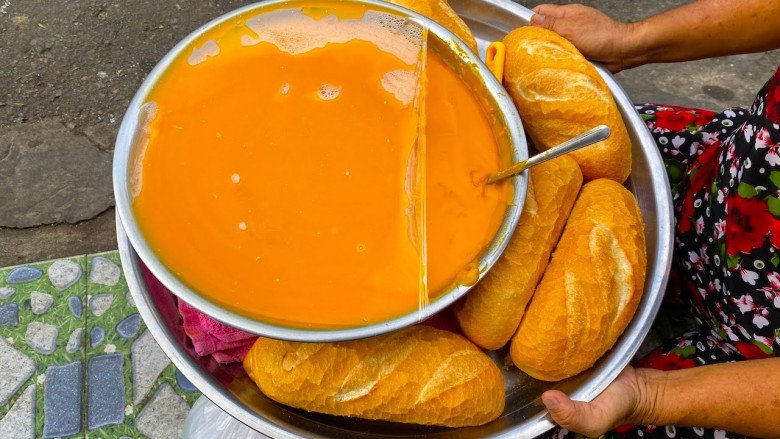Xe bánh mì đông nhất Sài Gòn, bán hết veo trong 2 tiếng, có tiền mà đến muộn cũng quay xe về - 3