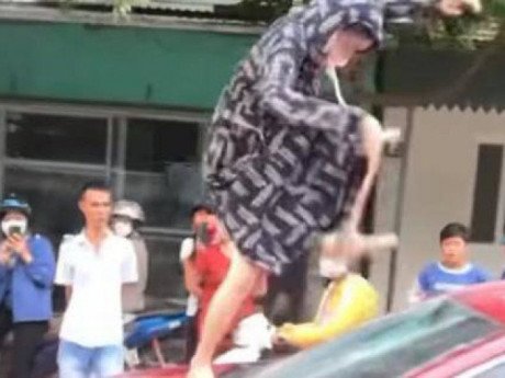 Người phụ nữ tung cước đạp vỡ kính ôtô, cắn đứt tai cô gái bị khởi tố