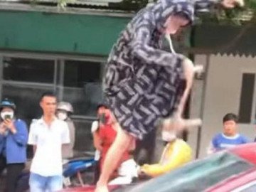 Người phụ nữ tung cước đạp vỡ kính ôtô, cắn đứt tai cô gái bị khởi tố