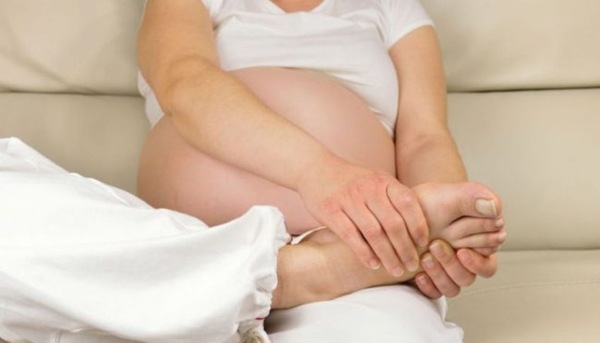 Nên duỗi thẳng chân khi ngồi, không ngồi lâu một chỗ (Ảnh minh họa)