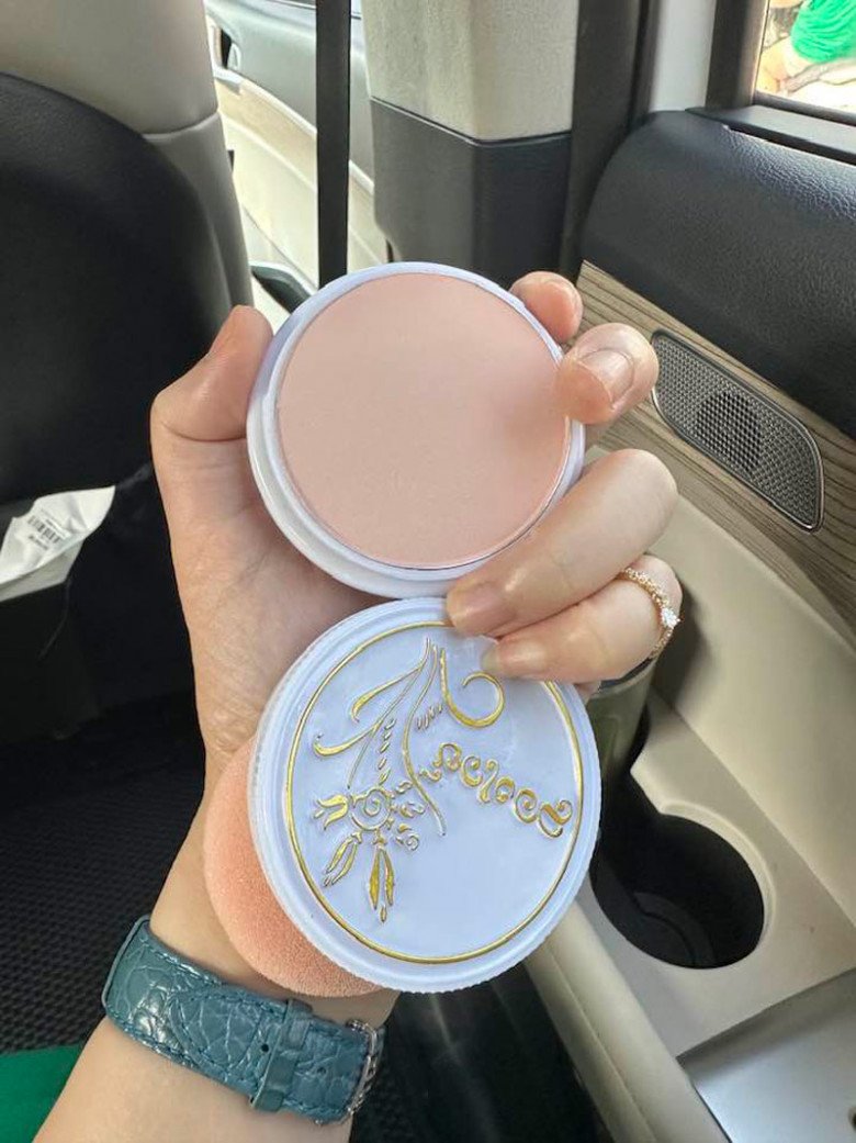 Nguyễn Thị Huyền khoe hộp phấn tuổi thơ làm bao người đồng điệu và ôn lại kỷ niệm hoàng kim của giới sắc đẹp ngày trước. 